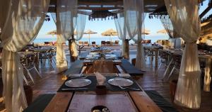 długi stół w restauracji z oceanem w tle w obiekcie Villa for Rent @ El Fanar Resort (Zaafarana-Sokhna) w mieście Ajn Suchna