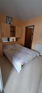 Posteľ alebo postele v izbe v ubytovaní Appartement 2 à 4 personnes Luchon centre