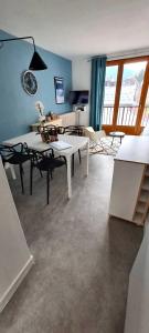 Televízia a/alebo spoločenská miestnosť v ubytovaní Appartement 2 à 4 personnes Luchon centre