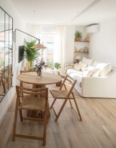 - un salon avec une table et un canapé dans l'établissement Luxury Apartment in Valencia City center, à Valence