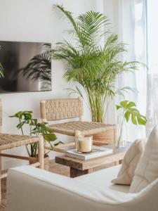 - un salon avec des plantes et un canapé dans l'établissement Luxury Apartment in Valencia City center, à Valence