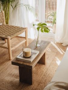 - un salon avec une table basse en bois et une bougie dans l'établissement Luxury Apartment in Valencia City center, à Valence