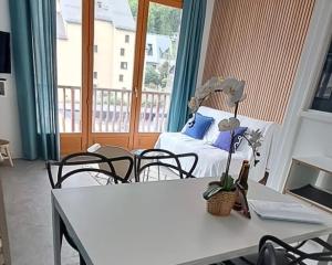 Posteľ alebo postele v izbe v ubytovaní Appartement 2 à 4 personnes Luchon centre