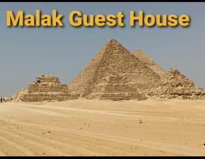 un grupo de pirámides en el desierto con las palabras pensión de malaria en Malak Guest House en El Cairo