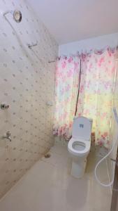 een kleine badkamer met een toilet en een douche bij Hotel Rose Haven Residential in Dhaka