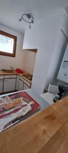 Kuchyňa alebo kuchynka v ubytovaní Appartement 2 à 4 personnes Luchon centre