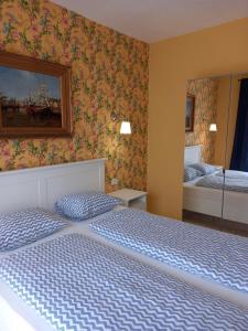 Un dormitorio con dos camas y un cuadro en la pared. en Casa Maria, en Puerto de la Cruz