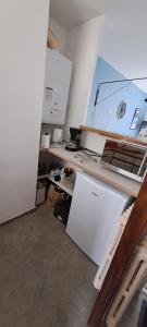 Kuchyňa alebo kuchynka v ubytovaní Appartement 2 à 4 personnes Luchon centre