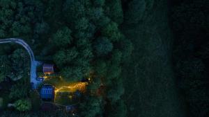 Vue aérienne d'une maison au milieu d'une forêt dans l'établissement Cabana La Cuib Sovata, à Sovata
