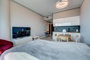 una camera da letto con un letto grande e una cucina di HANZA TOWER Swimming Pool & Spa 18 floor great view studio a Stettino