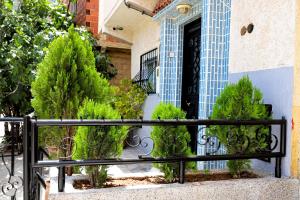 un portail noir devant une maison avec des plantes dans l'établissement Salam appartement, à Azrou