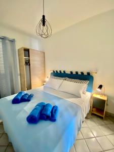 Lendinuso的住宿－Vistamare，一间卧室配有一张带蓝色枕头的床。