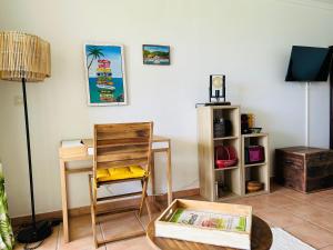Televisor o centre d'entreteniment de Grenade Studio les pieds dans l'eau et vue mer Caraïbes dans une magnifique résidence de vacances