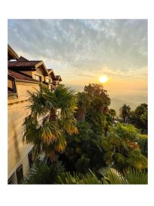 - une vue sur le coucher du soleil depuis le balcon d'une maison dans l'établissement Castello San Giuseppe - Historical bed and breakfast, à Chiaverano