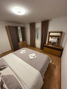 een slaapkamer met een groot bed en een spiegel bij Villa Green Hill, Cista Velika, Omis hinterland in Omiš