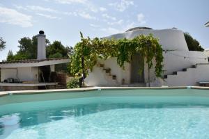 eine Villa mit einem Pool vor einem Haus in der Unterkunft Terre d'amore - For couples in Ostuni