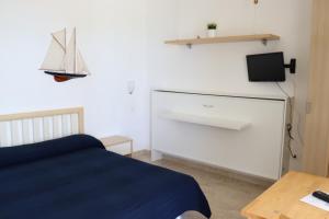 una camera con letto e TV a parete di Solar Residence a Torricella