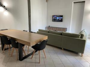Televízia a/alebo spoločenská miestnosť v ubytovaní Atypique - Centre historique - Appartement 2 chambres