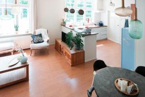 a living room with a table and a kitchen at Bed and breakfast Jan in Edam