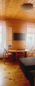 Pokój z biurkiem, stołem i krzesłami w obiekcie Wczasowa 54 w Węgorzewie