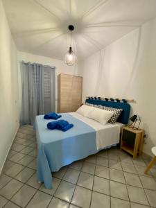 Lendinuso的住宿－Vistamare，一间卧室配有一张带蓝色毛巾的床