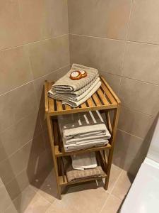 a small wooden rack with towels and towels in a bathroom at Casa de Taveli in Marbella