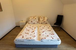 聖加倫的住宿－Glöcknerhaus，一间卧室配有一张带两个枕头的床