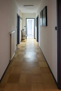 - un couloir doté de parquet et de murs blancs dans l'établissement Glöcknerhaus, à Sankt Gallen