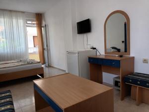 ein Wohnzimmer mit einem Waschbecken und einem Spiegel in der Unterkunft Къща за гости Мишел in Nessebar