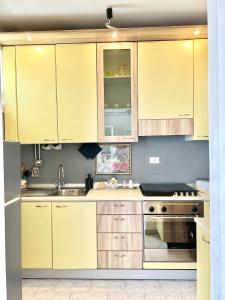 A kitchen or kitchenette at B&B La Dimora di Tommaso Apartment - Dimora storica Bike Friendly
