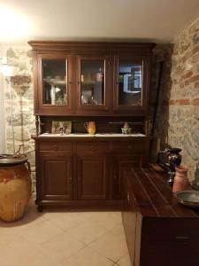 eine Küche mit einer großen Holzhülle in der Unterkunft Taverna abitazione a 15 km da Firenze in Prato