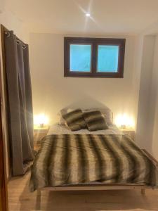 - une chambre avec un lit avec deux oreillers et une fenêtre dans l'établissement BEUIL 2 pieces (4 couchages), à Beuil