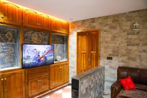 - un salon avec une télévision et un canapé dans l'établissement Salam appartement, à Azrou