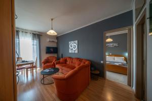 uma sala de estar com um sofá e uma cama em Your Home by the Sea for 3 in Xylokastro em Xylokastro