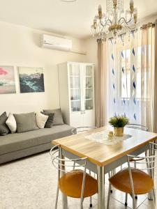 A seating area at B&B La Dimora di Tommaso Apartment - Dimora storica Bike Friendly