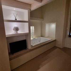 TV y baño con bañera. en LA BELLA VOLTA - elegant rooms, en Gallipoli