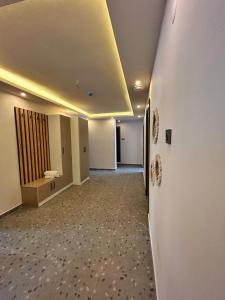um corredor vazio num edifício com um corredor em BD Suites em Bodrum City