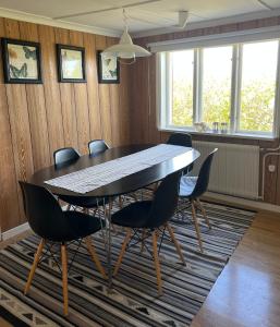 Gotland East Coast في Huse: غرفة طعام مع طاولة وكراسي