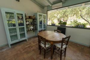 comedor con mesa de madera y sillas en Giacaranda B&B, en Castellabate