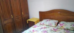 um quarto com uma cama com uma cabeceira de madeira em Apartment in the center of marrakech for a good price em Marrakech