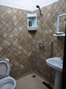 uma casa de banho com um chuveiro, um WC e um lavatório. em Apartment in the center of marrakech for a good price em Marrakech