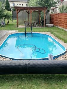 una gran piscina con cama elástica en un patio en ubytování v apartmánu, en Mladkov
