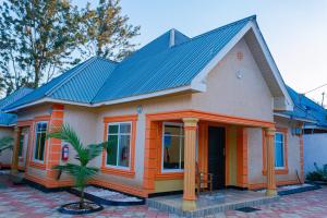 una pequeña casa con techo azul en Maili 6 Private Apartments en Moshi