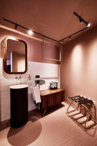La salle de bains est pourvue d'un lavabo et d'un miroir. dans l'établissement Bettstadt Apartments, à Vipiteno