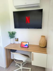 escritorio en una habitación con TV en la pared en Chambre simple climatisée - Proche Tram & Centre, en Montpellier