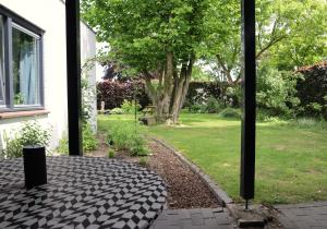 uitzicht op een tuin vanaf de buitenkant van een huis bij B & B De Rode Beuk in Hilvarenbeek