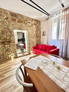 A seating area at B&B La Dimora di Tommaso Apartment - Dimora storica Bike Friendly