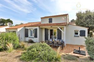 una villa con vistas a una casa en Le petit havre de paix Longevillai, en Longeville-sur-Mer