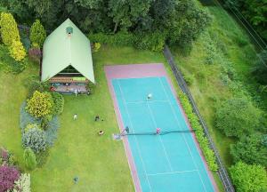 eine Aussicht auf einen Tennisplatz mit Leuten darauf in der Unterkunft Zielony Domek in Ruciane-Nida