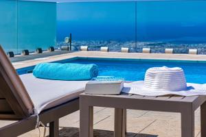 una piscina con una cama y un sombrero en una mesa en Villa Nektar with private ecologic pool and amazing view!, en Kondópoula
